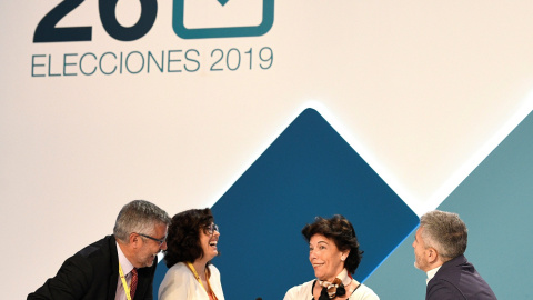 La ministra portavoz en funciones, Isabel Celaá (2ªd), y el ministro del Interior, Fernando Grande-Marlaska (d), conversan con el secretario de Estado de Comunicación, Miguel Ángel Oliver (i), y la subsecretaria de Interior, Isabel Goicoech