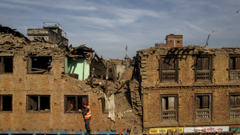 El Gobierno nepalí ha declarado crisis nacional y ha establecido un fondo de 500 millones de rupias nepalíes (casi 4,52 millones de euros) para la reconstrucción de las infraestructuras dañadas. El terremoto es el más grave sufrido por Nepa