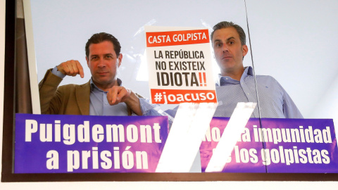 El candidato de VOX a la alcaldía de Madrid Javier Ortega Smith (d) y el abogado Pedro Fernández en la sede del partido, en Madrid, donde siguen los resultados electorales | EFE/Emilio Naranjo