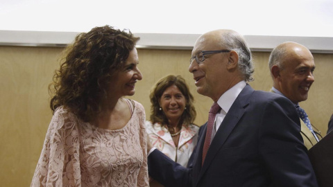La consejera de Hacienda, María Jesús Montero, y el ministro de Hacienda, Cristóbal Montoro, en una reunión del Consejo de Política Fiscal y Financiera. EFE La consejera de Hacienda, María Jesús Montero, y el ministro de Hacienda, Cristóbal Montoro, en una reunión del Consejo de Política Fiscal y Financiera. EFE