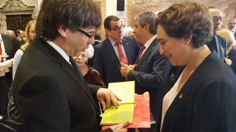 La alcaldesa de Barcelona, Ada Colau, con el presidente de la Generalitat, Carles Puigdemont, en la Diada de Sant Jordi. Imagen: Twitter de @AdaColau La alcaldesa de Barcelona, Ada Colau, con el presidente de la Generalitat, Carles Puigdemont, en la Diada de Sant Jordi. Imagen: Twitter de @AdaColau