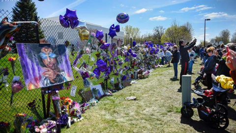La verja de la casa de Prince en Minneapolis se ha convertido en un santuario donde recordar al músico.- / EFE La verja de la casa de Prince en Minneapolis se ha convertido en un santuario donde recordar al músico.- / EFE