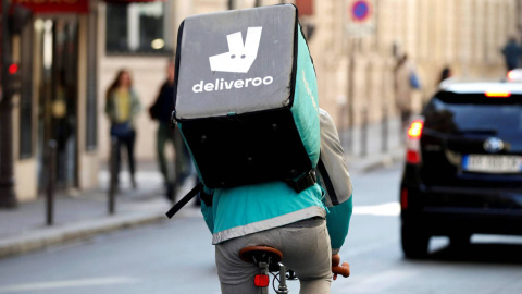 Un trabajador de Deliveroo. REUTERS/Charles Platiau Un trabajador de Deliveroo. REUTERS/Charles Platiau