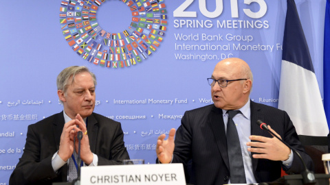 El gobernador del Banco de Francia, Christian Noyer, con el ministro de Finanzas galo, Michel Sapin, en Washington, en la última reunión del FMI. REUTERS/Mike Theiler El gobernador del Banco de Francia, Christian Noyer, con el ministro de Finanzas galo, Michel Sapin, en Washington, en la última reunión del FMI. REUTERS/Mike Theiler