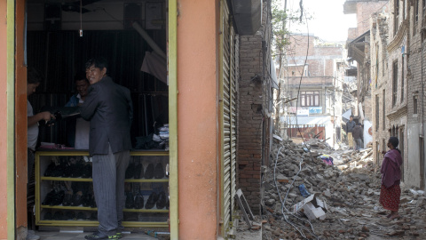 Un hombre compra zapatos en una tienda de la ciudad de Sankhu. / REUTERS (Athit Perawongmetha) Un hombre compra zapatos en una tienda de la ciudad de Sankhu. / REUTERS (Athit Perawongmetha)