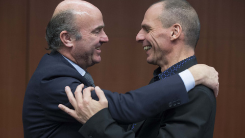 El ministro de Economía, Luis de Guindos, saluda al titular de Finanzas griego, Yanis Varoufakis, antes de una una reunión del Eurogrupo, en Bruselas. REUTERS El ministro de Economía, Luis de Guindos, saluda al titular de Finanzas griego, Yanis Varoufakis, antes de una una reunión del Eurogrupo, en Bruselas. REUTERS