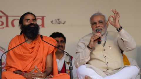El actual primer ministro de India , Narendra Modi, con el gurú Baba Ramdev, en 2014, cuando era ministro principal del estado indio de Gujarat. AFP / SAJJAD HUSSAIN El actual primer ministro de India , Narendra Modi, con el gurú Baba Ramdev, en 2014, cuando era ministro principal del estado indio de Gujarat. AFP / SAJJAD HUSSAIN