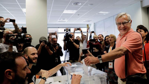 El alcalde en funciones y candidato de Compromís a la reelección, Joan Ribó, ejerce su derecho al voto durante la jornada electoral. EFE/Manuel Bruque El alcalde en funciones y candidato de Compromís a la reelección, Joan Ribó, ejerce su derecho al voto durante la jornada electoral. EFE/Manuel Bruque