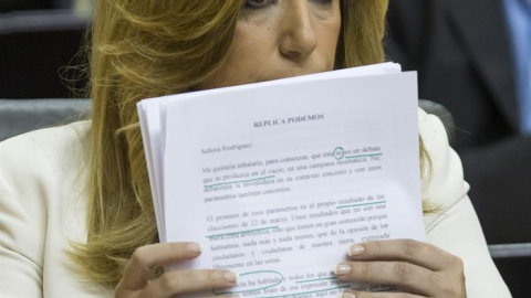 La presidenta del Ejecutivo andaluz en funciones, Susana Díaz, en su escaño tras dar la réplica a la secretaria y portavoz parlamentaria de Podemos, Teresa Rodríguez , en el Pleno del Parlamento andaluz en Sevilla, en la segunda jornada del La presidenta del Ejecutivo andaluz en funciones, Susana Díaz, en su escaño tras dar la réplica a la secretaria y portavoz parlamentaria de Podemos, Teresa Rodríguez , en el Pleno del Parlamento andaluz en Sevilla, en la segunda jornada del