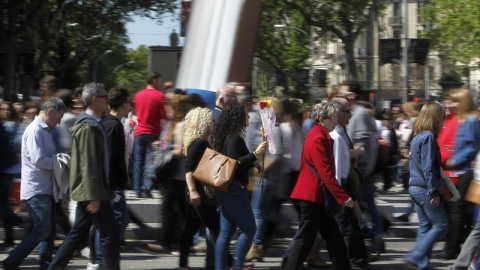 Miles de ciudadanos buscan su libro y su rosa, en una jornada en la el sol y las buenas temperaturas acompañan las primeras horas de la festividad. EFE/Marta Pérez