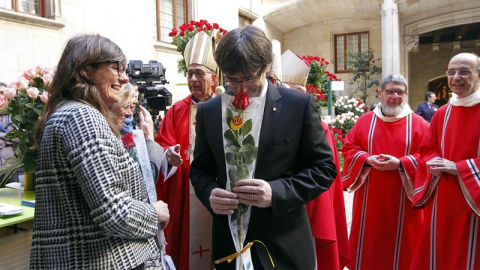 El president de la Generalitat de Catalunya, Carles Puigdemont, a su llegada a la capilla del Palacio, donde presidió la misa de la festividad de Sant Jordi. EFE/Marta Pérez