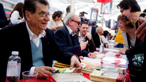 Firma de libros del escritor italiano Claudio Magris. EFE/Quique García