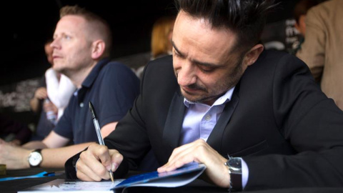 El cineasta Juan Antonio Bayona firma libros durante Sant Jordi. EFE/Quique García