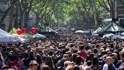 Las calles se llenan de miles de ciudadanos en busca de rosas y libros para regalar, y que también da cabida a centenares de iniciativas culturales, musicales, gastronómicas o solidarias. EFE/Quique García