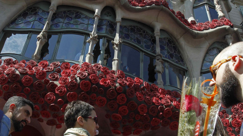 a casa Batlló ha decorado toda su fachada con rosas con motivo de la Diada de Sant Jordi. EFE/Marta Pérez