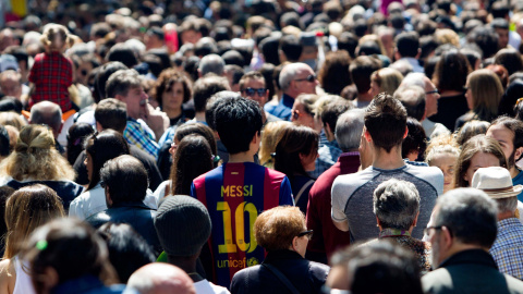 Miles de ciudadanos en busca de rosas y libros para regalar. EFE/Quique García