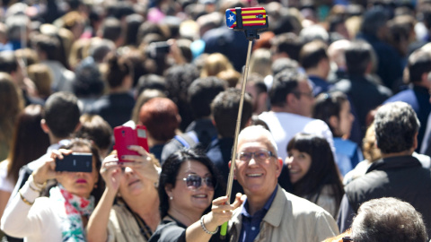 Una pareja se realiza un selfie en plena feria del libro. EFE/Quique García