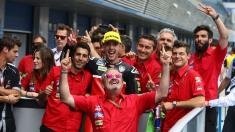 Arguiñano celebra junto a su equipo la victoria de Jonas Folguer en Jerez. Arguiñano celebra junto a su equipo la victoria de Jonas Folguer en Jerez.