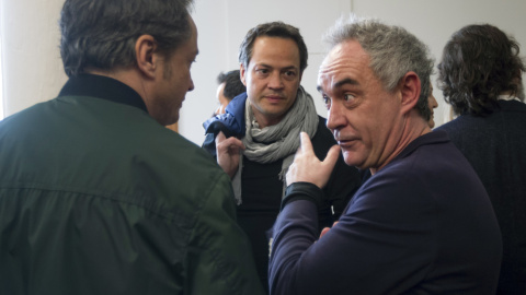 El cocinero Ferrán Adriá (d) conversa con los hermanos Sergio y Javier Torres antes de firmar libros durante la tradicional fiesta de Sant Jordi. EFE/Quique García