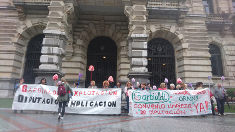 Imagen de la concentración de limpiadoras delante de la Diputación Bizkaia Imagen de la concentración de limpiadoras delante de la Diputación Bizkaia