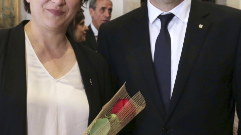 Carles Puigdemont, junto a la alcaldesa de Barcelona, Ada Colau, tras regalarle la tradicional rosa, con motivo de la festividad de Sant Jordi. EFE/Ruben Moreno