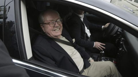 El fundador y presidente de honor del Frente Nacional (FN, extrema derecha), Jean-Marie Le Pen, sonríe a los medios al abandonar la sede del partido en Nanterre, a las afueras de París, Francia. EFE/Vincent Isore El fundador y presidente de honor del Frente Nacional (FN, extrema derecha), Jean-Marie Le Pen, sonríe a los medios al abandonar la sede del partido en Nanterre, a las afueras de París, Francia. EFE/Vincent Isore