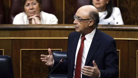 El ministro de Hacienda, Cristóbal Montoro, durante su intervención en la sesión de control al Gobierno, este miércoles en el Congreso de los Diputados. /EFE El ministro de Hacienda, Cristóbal Montoro, durante su intervención en la sesión de control al Gobierno, este miércoles en el Congreso de los Diputados. /EFE