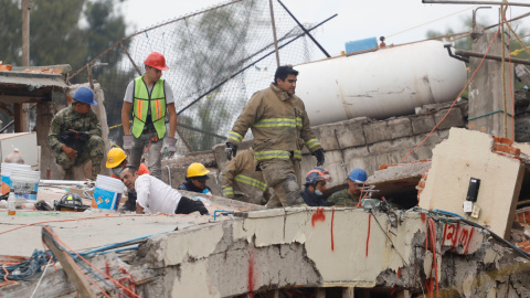 Equipos de rescate buscan supervivientes del terremoto en un colegio derrumbado en Ciudad de México. /REUTERS Equipos de rescate buscan supervivientes del terremoto en un colegio derrumbado en Ciudad de México. /REUTERS