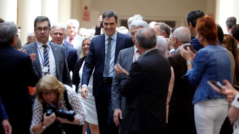 Senadores del PSOE reciben con aplausos la llegada del presidente del Gobierno, Pedro Sánchez, a su llegada al pleno de la Cámara Alta para someterse a su primera sesión de control. EFE/Juan Carlos Hidalgo Senadores del PSOE reciben con aplausos la llegada del presidente del Gobierno, Pedro Sánchez, a su llegada al pleno de la Cámara Alta para someterse a su primera sesión de control. EFE/Juan Carlos Hidalgo