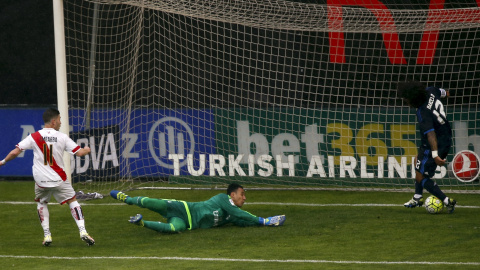 El jugador del Rayo Vallecano Adrian Embarba marca el primer gol ante el Real Madrid. REUTERS/Sergio Perez El jugador del Rayo Vallecano Adrian Embarba marca el primer gol ante el Real Madrid. REUTERS/Sergio Perez