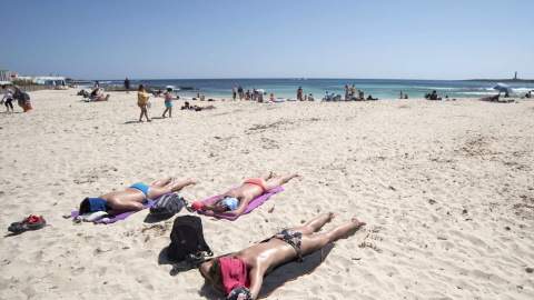 16/04/2022 Varias personas disfrutan de una jornada soleada en la playa de Punta Prima, Menorca, este Sábado Santo 16/04/2022 Varias personas disfrutan de una jornada soleada en la playa de Punta Prima, Menorca, este Sábado Santo