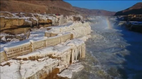 El invierno convierte en "maravilla" la cascada de Hukou en China El invierno convierte en "maravilla" la cascada de Hukou en China