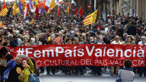 Cabecera de la manifestación convocada por Acció Cultural del País Valencia (ACPV) con motivo del 25 d'Abril bajo el lema "Fem País Valencia".- EFE/Kai Försterling Cabecera de la manifestación convocada por Acció Cultural del País Valencia (ACPV) con motivo del 25 d'Abril bajo el lema "Fem País Valencia".- EFE/Kai Försterling