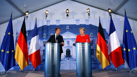 La canciller alemana Angela Merkel y el presidente francés Emmanuel Macron, en la rueda de prensa conjunta tras su reunión en el Palacio de Meseberg, en el 'lander' alemán de Brandeburgo. REUTERS/Hannibal Hanschke La canciller alemana Angela Merkel y el presidente francés Emmanuel Macron, en la rueda de prensa conjunta tras su reunión en el Palacio de Meseberg, en el 'lander' alemán de Brandeburgo. REUTERS/Hannibal Hanschke
