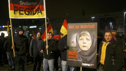Miembros del movimiento anti islam Pegida se manifiestan contra Angela Merkel en Leipzig.- REUTERS