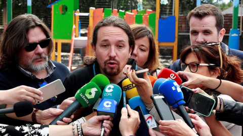 Pablo Iglesias atendiendo a los medios de comunicación tras votar. /EFE