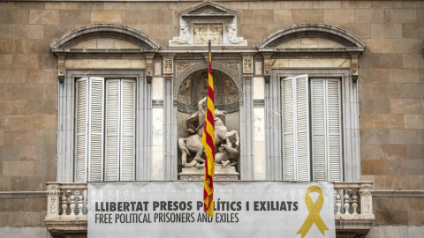 Cartel en favor de los presos políticos en la fachada de la Generalitat.