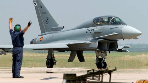 El caza Eurofighter EF-2000, destino de la mitad (399 millones) del crédito extraordinario de 856 millones de euros para el Ministerio de Defensa aprobado este miércoles por el Congreso de los Diputados. EFE El caza Eurofighter EF-2000, destino de la mitad (399 millones) del crédito extraordinario de 856 millones de euros para el Ministerio de Defensa aprobado este miércoles por el Congreso de los Diputados. EFE