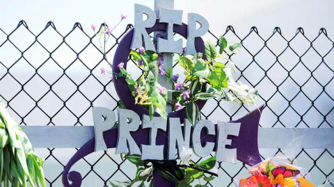 Homenaje a Prince en su residencia de Chanhassen, Minnesota. / EFE Homenaje a Prince en su residencia de Chanhassen, Minnesota. / EFE