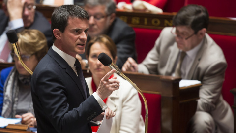El primer ministro francés Manuel Valls se dirige a los miembros del Parlamento durante una breve sesión antes de una votación sobre la adopción de nuevas medidas de vigilancia, en París, Francia./ EFE/ Ian Langsdon El primer ministro francés Manuel Valls se dirige a los miembros del Parlamento durante una breve sesión antes de una votación sobre la adopción de nuevas medidas de vigilancia, en París, Francia./ EFE/ Ian Langsdon