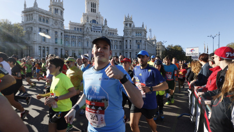 Los corredores de la 39 edición de la maraton de Madrid salen de la plaza de la Cibeles, junto a la sede del Ayuntamiento de la capital. EFE/Fernando Alvarado