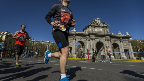 Participantes en la 39 edición de la maratón de Madrid a su paso por la Puerta de Alcala. EFE/Emilio Naranjo