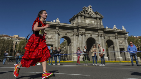 Una corredora de la 39 edición de la maratón de Madrid,a su paso por la Puerta de Alcala. EFE/Emilio Naranjo