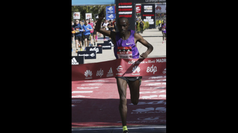 El atleta keniano Peter Kiplagat, a su llegada a la meta de la 39 Maratón Popular de Madrid con un tiempo de 2:11:44. EFE/Fernando Alvarado