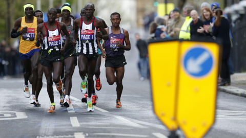 El corredor etíope Kenenisa Bekele al frente de un grupo de corredores en la maraton de Londres. REUTERS / Andrew Boyers