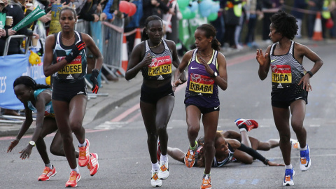Las corredoras etíopes Mare Dibaba, Tigist Tufa, Kenya's Florence Kiplagat, y Feyse Tadese durante la maraton de Londrs, mientras detrás de ellas cae la keniata Jemima Sumgong. REUTERS / Peter Cziborra