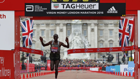 El corredor keniata Eliud Kipchoge atraviesa la linea de meta como ganador de la maratón de Londres. REUTERS / Paul Childs