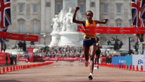 La corredora keniata Jemima Sumgong atraviesa la linea de meta como ganadora de la maratón de Londres. REUTERS / Paul Childs