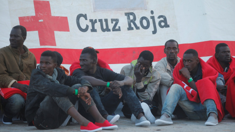Migrantes rescatados del Mediterráneo esperan la atención de los servicios sanitarios en el puerto de Málaga. REUTERS/Jon Nazca Migrantes rescatados del Mediterráneo esperan la atención de los servicios sanitarios en el puerto de Málaga. REUTERS/Jon Nazca