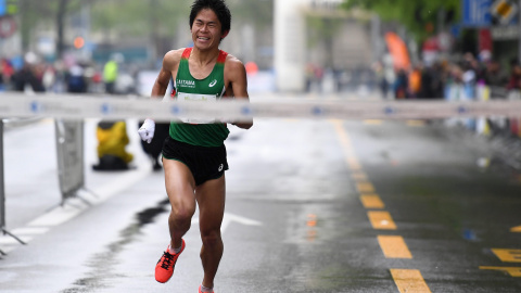 Yuki Kawauchi of Japan approaches the finish line to win the Zurich Marathon, in Zurich, Switzerland, 24 April 2016. (Suiza, Japón) EFE/EPA/VALERIANO DI DOMENICO